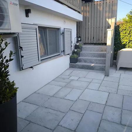 Flora Apartman Dutovlje